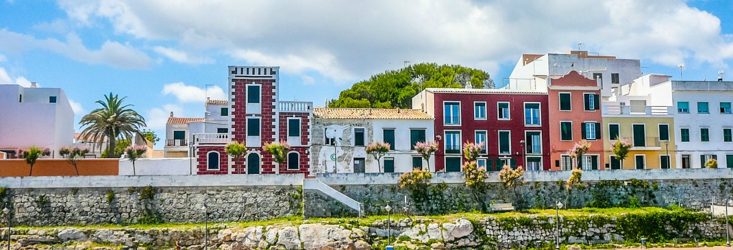Bunte Häuser auf Menorca.